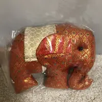 在飛比找蝦皮購物優惠-泰國購回大象紀念玩偶(兩色)