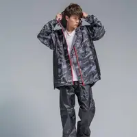在飛比找momo購物網優惠-【OutPerform】玩酷率性兩件式風雨衣(灰迷彩)
