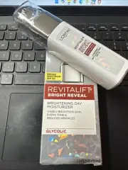 L'Oreal Revitalift Bright Reveal 1oz Brightening Day Moisturizer SPF 30 Exp 7/25