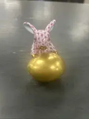 Herend Bunny With Egg Raspberry