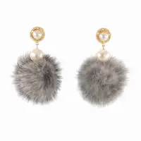 在飛比找momo購物網優惠-【Kaza】復古華麗珍珠毛球耳環(日本品牌)