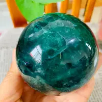 在飛比找Yahoo!奇摩拍賣優惠-FA76天然綠螢石水晶球擺件綠色水晶原石打磨屬木客廳辦公家居