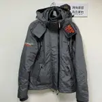 跩狗嚴選 極度乾燥 SUPERDRY YACHTER 最新經典男款 MTN 冒險魂 遊艇夾克 風衣 外套 防風 鋪棉 保暖 鐵灰 深灰橘