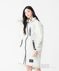 在飛比找Yahoo!奇摩拍賣優惠-日本KIU 116908 白色 空氣感雨衣/時尚防水風衣 附