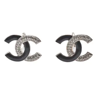 CHANEL 經典異材質各半雙C LOGO造型夾式耳環(黑/銀色)