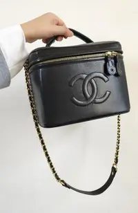 在飛比找Yahoo!奇摩拍賣優惠-Chanel vintage 黑色荔枝皮化妝箱