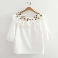 在飛比找ETMall東森購物網優惠-夢箱子玫瑰花朵刺繡七分袖襯衣女鏤空繡花荷葉邊松緊一字領白襯衫