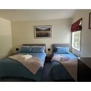 New Lynn Self-contained Unit Near Golf Course.