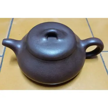 中国茶器 紫砂壺 宜興 在銘 朱泥 菊形 急須 底款：顧景舟