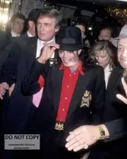 DONALD TRUMP WITH MICHAEL JACKSON IN 1990 TAJ MAHAL - 8X10 PHOTO (MW-073)