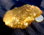 Libyan Desert Glass Meteorite Tektite impact specimen( 606 crt)Dark Green Gem