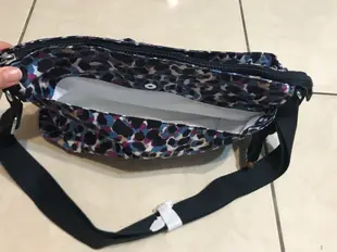 全新kipling實用耐看迷彩多口袋斜背包.肩背包，非ELLE.Lesportsac