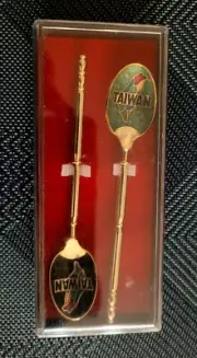 Vintage Souvenir Enamel Gold Tone Spoon (2 pcs) – Taiwan – Original Box New