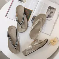 在飛比找ETMall東森購物網優惠-【Taroko】時尚焦點水鑽夏季舒適夾腳人字拖鞋(2色可選)