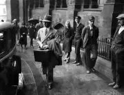 Australian batsman Don Bradman wearing a suit and hat 1930 Cricket OLD PHOTO