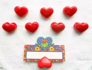 NWOT 8 VALENTINE RED HEART PLACE CARD HOLDERS Shiny Plastic / PAPER CLAMPS
