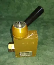 Vickers FR4-10-8T-D1 Flow Control Valve (11807 D2)