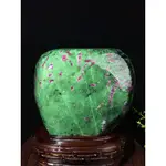 原石擺件 天然礦石 紅綠寶擺件 紅寶石晶體點綴在綠色的黝簾石上 顏色鮮艷。帶座高26×22×7.5CM 重9.85公斤