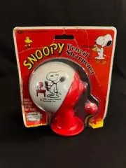 NEW PEANUTS CHARLIE BROWN SNOOPY SCHULZ WALL/DESK MOUNT PENCIL SHARPENER 1958