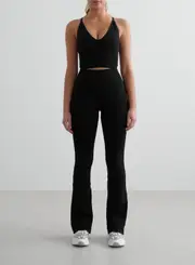 [AIM'N AU] Black Shape Seamless Flare Tights & Cross Back Bralette Set