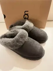NIB UGG CLUGGETTE UGG GRAPHIC LOGO SLIPPERS SLIDES CHARCOAL 8