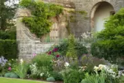 Mounton House: The Birth and Rebirth of an Edwardian Country Home [Hardback]