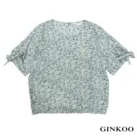 在飛比找momo購物網優惠-【GINKOO 俊克】袖口蝴蝶結印花縮口上衣