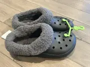 M4/W6 Crocs Classic Blitzen IV Clog Black Fleece Women’s Size 6