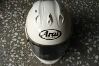 在飛比找Yahoo!奇摩拍賣優惠-幾近全新：Arai Hel Met R1 經典款全罩式安全帽