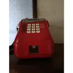 舊式投幣式電話機紅色