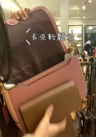 美國正品COACH F72703 限量 經典黑色、乾燥玫瑰粉大馬車LOGO(大號)-翻蓋馬鞍包、郵差包. (荔枝紋全真皮款) 斜背包 側背包-&限量新款 白拚深色(全真皮-彩虹背帶)、粉橘拚色 大馬車 後背包-(保證美國OUTLET直購全新100%正品)-*vivi shop*