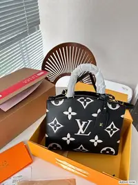 在飛比找Yahoo!奇摩拍賣優惠-【二手包包】 LV  純皮購物袋 媽咪袋浮雕壓花專柜最新款媽