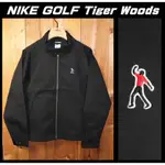 高球小姐-NIKE GOLF TIGER WOODS 男士高爾夫立領哈靈頓夾克(黑)DA4150-010