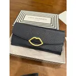 二手包．LULU GUINNESS TRISHA 銅金唇型釦環牛皮翻蓋長夾 50169726 NAVY