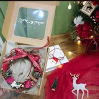 在飛比找momo購物網優惠-【KIRA與花花藝】永生聖誕花圈交換禮物(聖誕禮物/聖誕節/