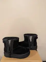 Ugg Australia Kids Classic Mini Zipper Tape Logo Boot Size 2 NIB