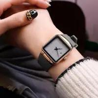 在飛比找Yahoo!奇摩拍賣優惠-新款時尚女錶 情侶款 簡約硅膠錶帶手錶 黑白配女朋友禮物石英