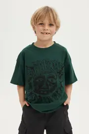 [Cotton On Kids] Cotton On Kids - Sublime Drop Shoulder Short Sleeve Tee - Lcn mt pine tree green/sublime 3 LCN MT PINE TREE GREEN/SUBLIME