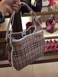 在飛比找旋轉拍賣優惠-【全新正貨私家珍藏】BURBERRY 白色戰馬格子水桶單肩包