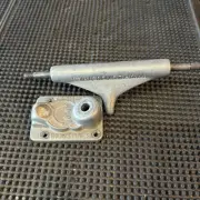 World Industry 139mm Silver Baseplate/Hanger Truck new
