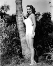Julia Adams poses in white swimsuit Creature From The Black Lagoon 5x7 photo