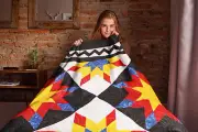 Very Unique Star patchwork FINISHED QUILT - Queen size - Feather quilting