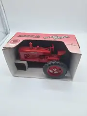 Scale Models Case McCormick Red Farmall Super M Narrow Front Tractor 1/16 Scale