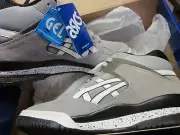 NEW IN BOX, MENS ASICS GEL-SPOTLYTE SNEAKERS, LIGHT GREY/WHITE, LEATHER, SIZE 9