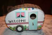 NEW, ADORABLE "WELCOME" OLD STYLE RETRO TRAILER BIRD HOUSE, WOOD & METAL, CUTE