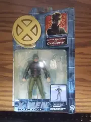 Vintage Marvel MOC X-men Movie 2000 Cyclops Civilian Gold Chase Toybiz Sealed