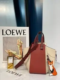 在飛比找Yahoo!奇摩拍賣優惠-Loewe 側背包