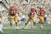 Running Back Larry Brown Of The Washington Redskins NFL OLD PHOTO 14