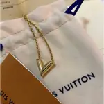 LV LOUIS VUITTON ESSENTIAL V NECKLACE M61083 項鍊 現貨