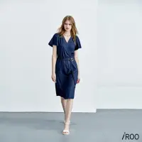 在飛比找momo購物網優惠-【iROO】圓點提花金屬腰鍊洋裝